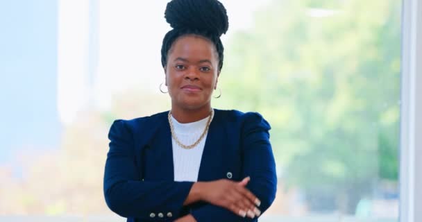 Щасливий Кінець Обличчя Чорної Жінки Обіймами Схрещеними Корпоративну Гордість Управління — стокове відео