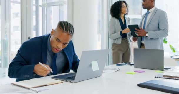 Laptop Escribiendo Cuaderno Hombre Negro Negocios Sala Juntas Para Planificación — Vídeos de Stock