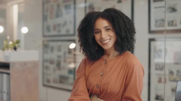Face Afro Dan Tersenyum Dengan Seorang Wanita Bisnis Meja Kantornya — Stok Video