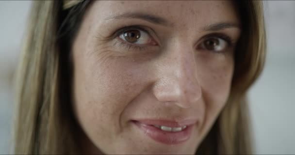 아름다움을위한 긍정적이고 선하고 자신감있는 태도를 여자의 행복하고 미소와 표정으로 호주에서 — 비디오
