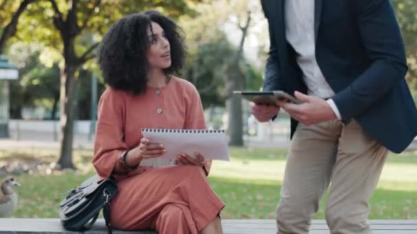 Park Papierkram Und Mitarbeiter Die Gemeinsam Oder Partnerschaftlich Einem Tablet — Stockvideo