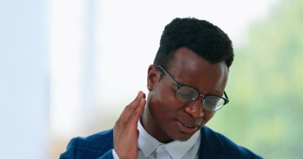 Stres His Yerinde Boynu Ağrıyan Siyah Bir Adam Yaralanma Tükenme — Stok video
