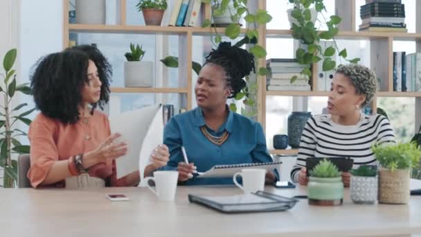 Zaken Personeel Vrouwen Brainstormen Papierwerk Planning Met Een Schema Vergadering — Stockvideo