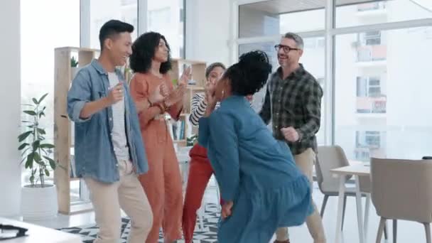 Щасливі Святкування Дизайнери Танцюють Успіху Досягнень Командного Будівництва Смішні Синергійні — стокове відео
