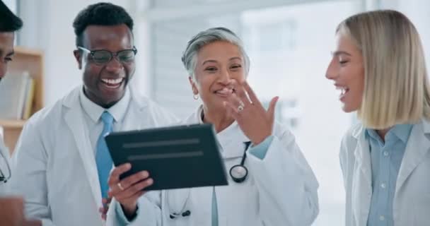 Healthcare Γιατροί Και Tablet Για Τον Εορτασμό Της Επιτυχίας Της — Αρχείο Βίντεο