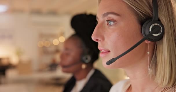 Telekomünikasyon Satış Bürosunda Çalışan Kadın Danışmanın Telefon Merkezi Gece Veya — Stok video