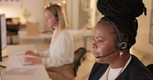呼叫中心的电话 夜间或黑人妇女咨询员在电话销售中的在线交谈或网络联系 在客户服务部门的沟通或对话中的技术支持 服务台或女性代理人 — 图库视频影像