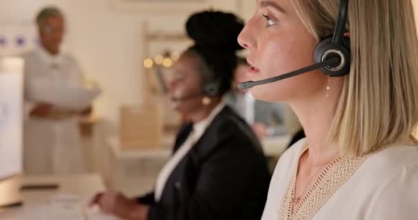 Kobieta Call Center Grupa Noc Komputerze Biurze Sprzedaży Rozmawiać Lub — Wideo stockowe