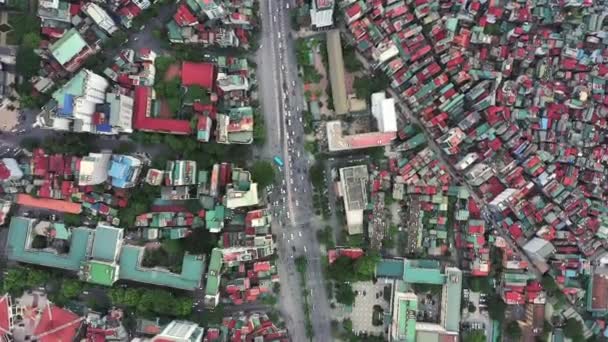 都市部の輸送のためのベトナムのハノイの街路交通が付いている航空無人機 都市および建物 道のトップビュー 産業建築または道の上に移動車両との街並み — ストック動画
