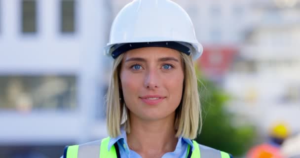 建築検査 サイトのメンテナンスや土木工事のための都市の女性の建設 笑顔と顔 改修のための安全ヘルメットと幸せな肖像画 女性建築家や都市請負業者 — ストック動画