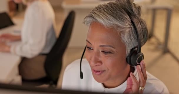 Call Center Senior Mujer Hablando Oficina Para Servicio Cliente Soporte — Vídeo de stock