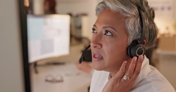 呼叫中心 高级和女性思考在办公室为客户服务 支持和支持 与我们联系 电话营销和销售代理 混淆专业和老年顾问与截止日期在夜间 — 图库视频影像
