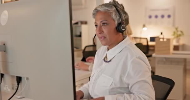 Bilgisayar Iletişim Ticaret Gece Desteği Için Çağrı Merkezi Danışman Kadın — Stok video