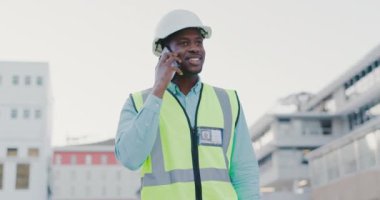 Siyahi adam, inşaat ve inşaat işçisi inşaat mühendisliği, inşaat endüstrisi ya da inşaat müteahhitliği için şehirde telefon görüşmesi yapıyor. Mutlu erkek mimar, menajer ya da akıllı telefondan emlak geliştirme hakkında konuşmak.