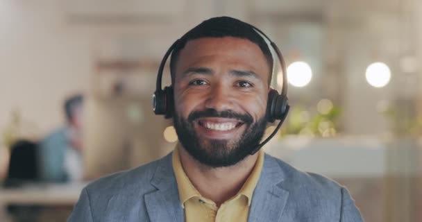 Człowiek Call Center Rozmowy Wideo Twarzy Śmiech Żart Komiczny Rozmowie — Wideo stockowe