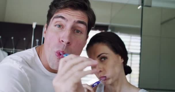 Yüz Diş Birkaç Diş Fırçalama Temiz Nefes Almak Için Evlerinin — Stok video
