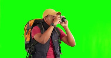 Seyahat, kamera ve yeşil ekran. Siyah bir adam sırt çantasıyla geziyor ya da fotoğraf çekimi için etrafı geziyor. Portre, macera ve gülümseme mutlu genç bir erkek turistle kromakey modelinin fotoğrafını çekiyor..