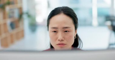 Ofiste çalışırken internette bilgi okuyan Asyalı bir kadınla yüz, bilgisayar ve araştırma. Teknoloji, rapor hazırlamak veya internette arama yapmak ve öneri veya rapor yazmak.