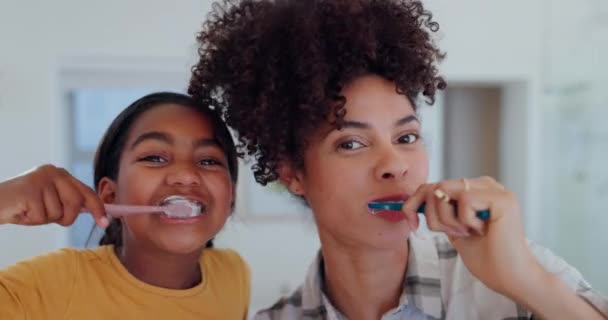 女儿和刷牙的牙齿卫生 口腔卫生和健康 浴室和支助 快乐的家庭 牙刷和微笑或欢笑 干净而清新的呼吸或嘴 关心和快乐 — 图库视频影像