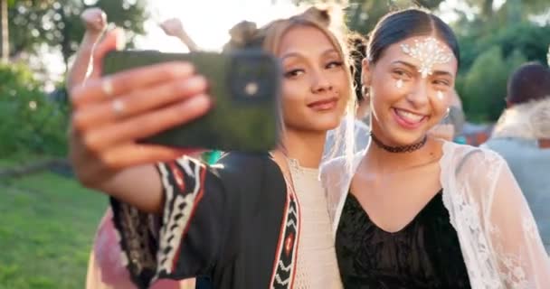 节庆期间 女性朋友和自己带着和平标志 庆祝会以及户外社交媒体派对 摄影和快乐的年轻人 带着野营女孩的音乐会和微笑 — 图库视频影像