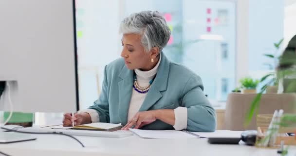 Bilgisayar Düşünce Kıdemli Kadını Planlama Fikir Araştırma Için Ofiste Yazı — Stok video