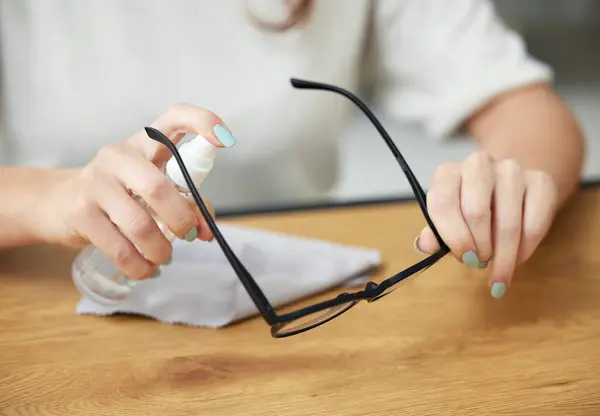 Vrouw Handen Schone Glazen Voor Het Afvegen Van Gezondheid Microvezel — Stockfoto