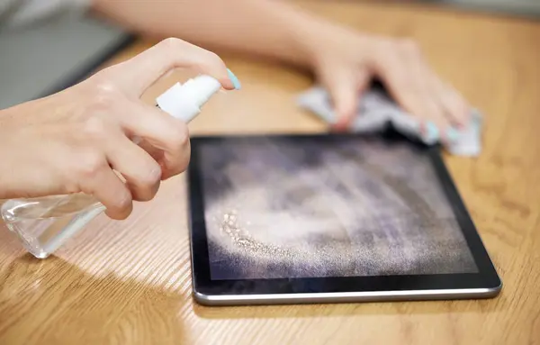Eller Sprey Tablet Temizlik Islak Mendil Toz Kirle Parlayan Ekran — Stok fotoğraf