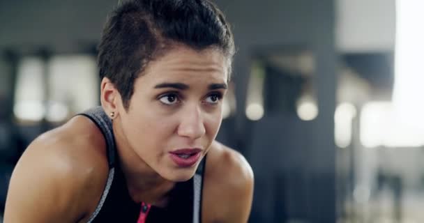 女人和呼吸在健身房锻炼 健身挑战和运动耐力 汗流浃背的运动员 擦拭额头进行训练 锻炼疲劳 呼吸恢复 休息和休息 — 图库视频影像