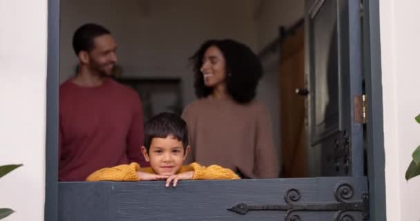 Anne Baba Çocuk Evlerinin Kapısında Kaynaşma Iyi Zaman Geçirme Güven — Stok video