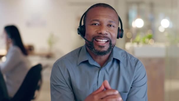 顧客サービス面 ビデオ通話と幸せな黒人男性コンサルティング 通信サポートに関するネットワーキングやテレマーケティング バーチャルウェビナーで話す会話 オンライン会議 アフリカの男性コンサルタント — ストック動画