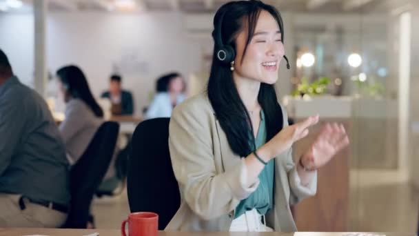 客户服务 电脑咨询或快乐的亚洲女人在电话营销 沟通或销售方面的咨询 技术支助帮助 咨询和女顾问在合作办公室的谈话 — 图库视频影像