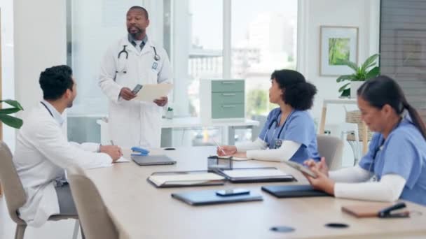 Doktorlar Klinikte Çözüm Planlaması Tartışma Değerlendirme Için Toplantı Röntgen Hastane — Stok video