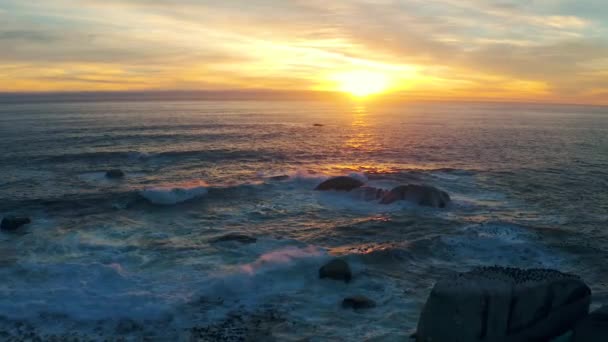 Morze Zachód Słońca Niebo Skałami Falami Spokojem Spokojnym Środowisku Naturalnym — Wideo stockowe