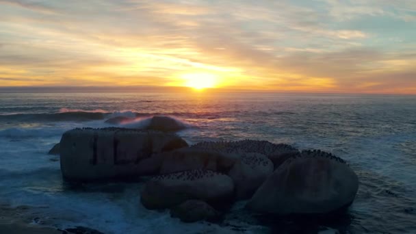 Ocean Zachód Słońca Zachmurzone Niebo Skałami Horyzont Spokój Spokojnym Środowisku — Wideo stockowe