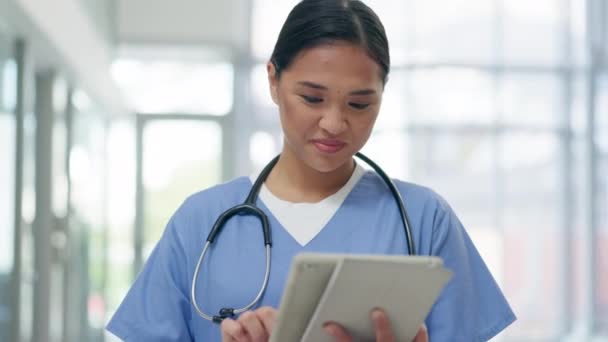 Red Mujer Médico Con Una Tableta Información Salud Sitio Web — Vídeo de stock
