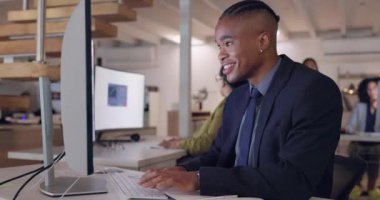 Bilgisayar, daktilo ve bir iş adamı araştırma ya da çözüm için ofiste notlar yazıyor. Veri analizi ya da veritabanı için Afrikalı erkek çalışanın bilgi okuduğu teknik, defter ve planlama.