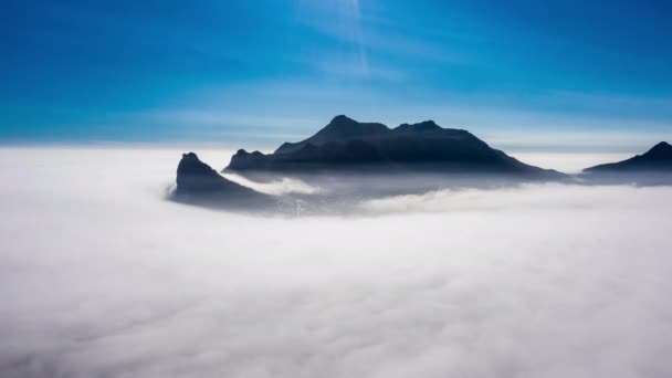 Natura Góry Błękitne Niebo Chmurami Horyzoncie Krajobraz Wzgórze Mgłą Ziemią — Wideo stockowe