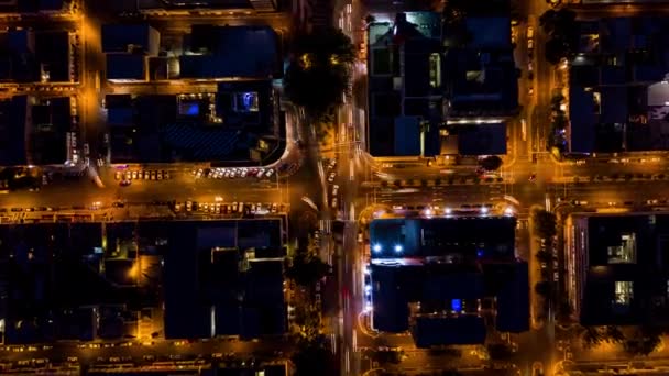 道路和夜市背景的无人机 用于城市电网基础设施 交通和快速或时光流逝的旅行 在街坊和黑暗中灯火通明的建筑物中快速驾驶的空中景象 — 图库视频影像