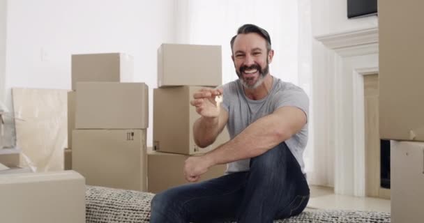 現代の財産 アパートまたは建物の購入のための家のキーが付いているスマイル 箱および顔 ラウンジでダンボールパッケージとオーストラリアからの成熟した男性の幸せな移動と肖像画 — ストック動画