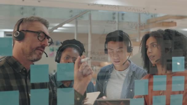 Call Center Consultant Teamleider Schrijven Aan Boord Voor Brainstorming Ideeën — Stockvideo