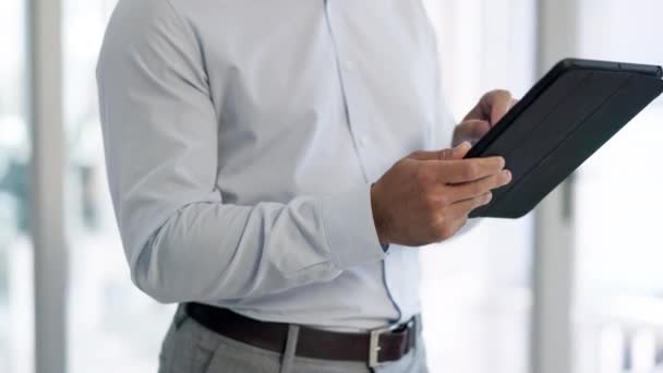 Adamı Eller Tablet Araştırma Veri Analizi Internet Bilgileri Için Ofiste — Stok video