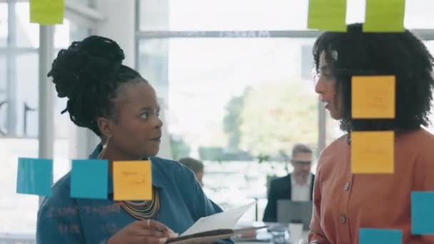 Planning Schrijven Zakelijke Vrouwen Glazen Bord Voor Teamwork Brainstorming Planning — Stockvideo