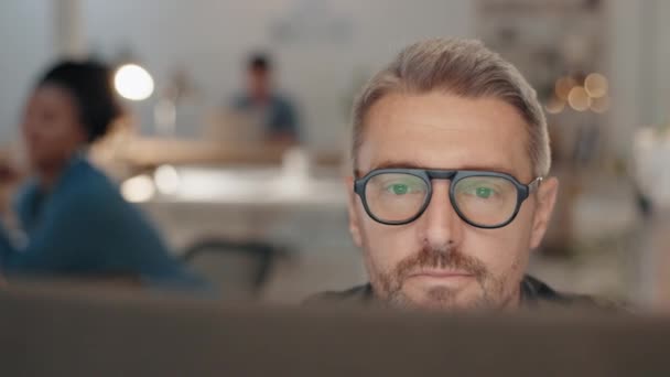 Gafas Computadora Hombre Leyendo Correo Electrónico Informe Investigación Línea Oficina — Vídeos de Stock