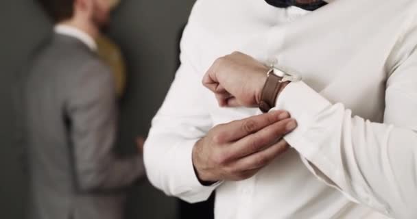 Mains Hommes Boutons Manchette Pour Mariage Marié Préparation Célébration Événement — Video