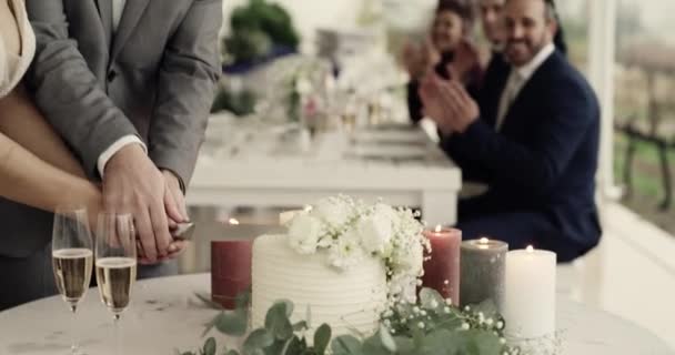 Пара Руки Весільний Торт Святкування Посмішки Щастя Заході Підтримки Довіри — стокове відео