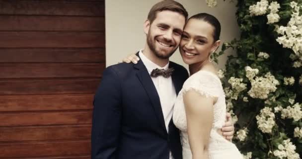 Matrimonio Coppia Sorriso Nella Natura Con Abbraccio Romanticismo Impegno Celebrazione — Video Stock
