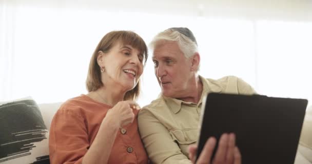 Tablet Bølge Video Opkald Med Senior Par Sofa Stuen Deres – Stock-video