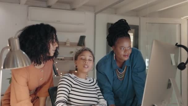 プロジェクト 女性エンパワメントキャンペーンやデザインに関する夜のチームワーク コンピュータとビジネス女性の協力 チームレビューコラボレーションと広告の人々はウェブ開発に遅れをとっています — ストック動画