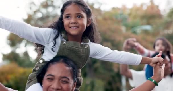 Pais Crianças Ombros Para Avião Livre Sorrir Junto Com Amor — Vídeo de Stock