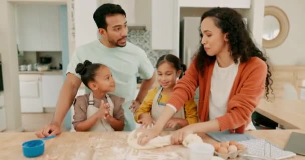 快乐的家庭在厨房里烘焙 还有笔记本电脑在家里做在线菜谱 照料或支助 教学或团队合作以及父母与子女一起上面包店学习课 — 图库视频影像